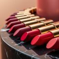 découvrez les rouges à lèvres stars de la saison pour un maquillage tendance et éclatant. couleurs vibrantes et textures irrésistibles pour sublimer votre sourire.